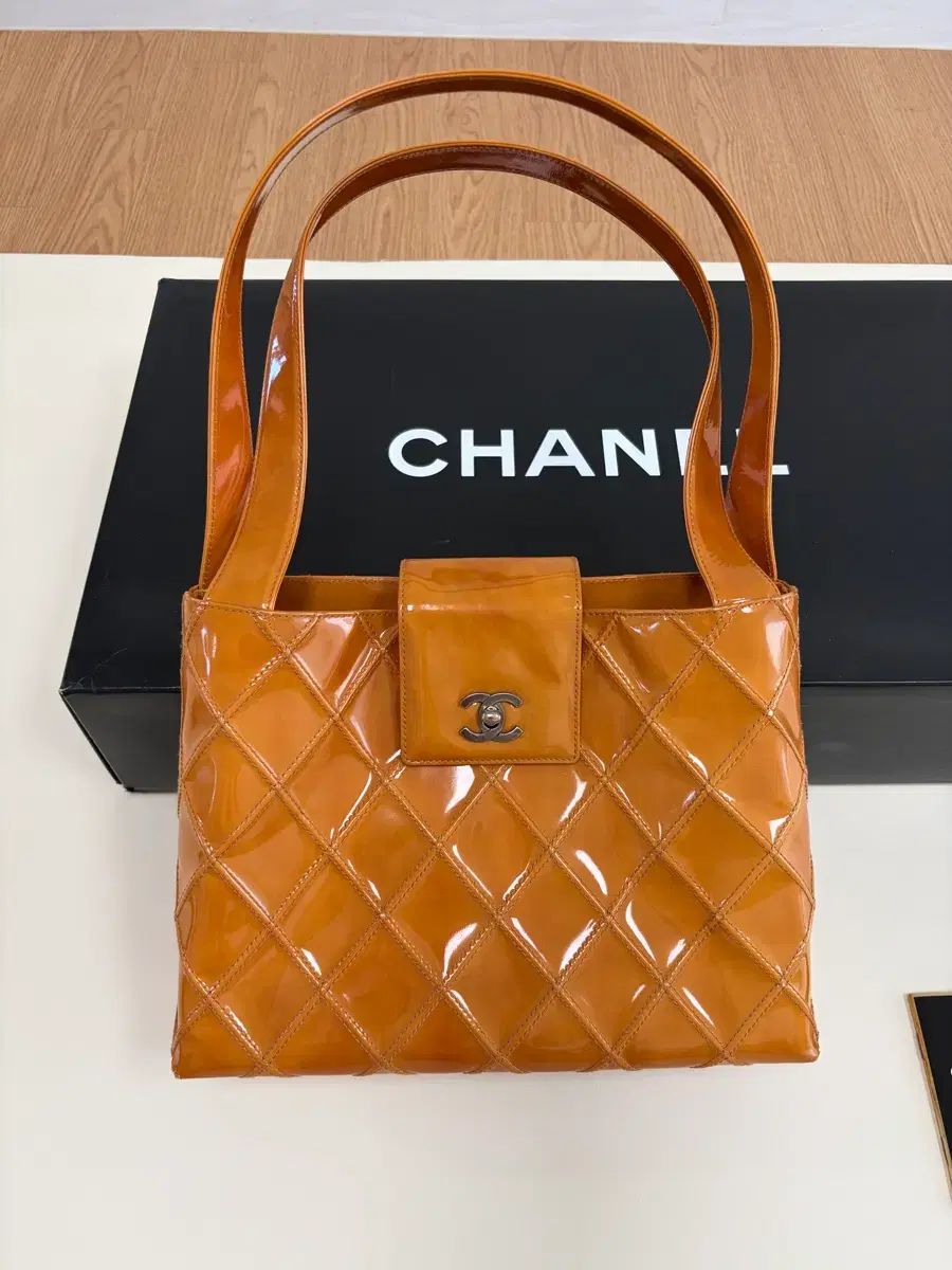 CHANEL キルティング ショルダーバッグ ブラウン エナメル バッグ