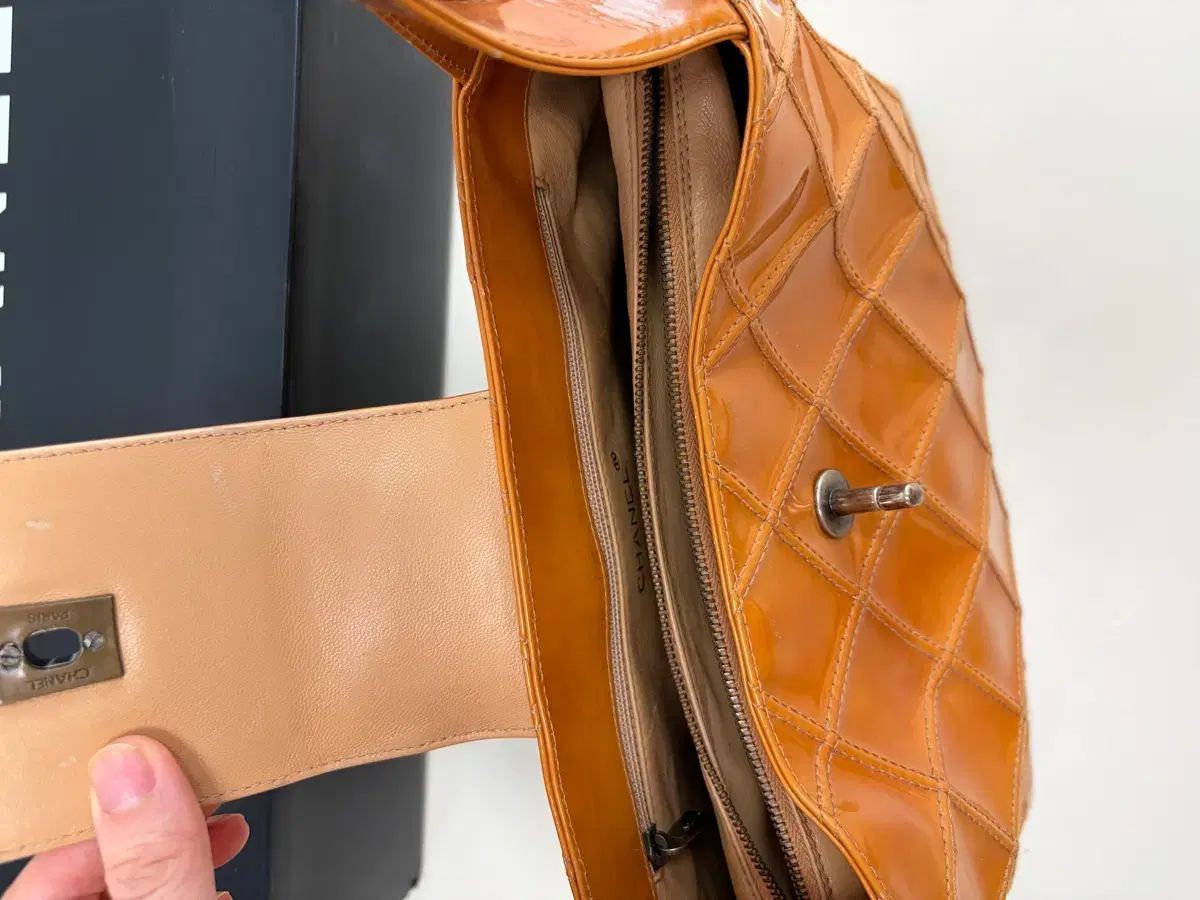 CHANEL キルティング ショルダーバッグ ブラウン エナメル バッグ CHANEL キルティング ショルダーバッグ ブラウン エナメル バッグ