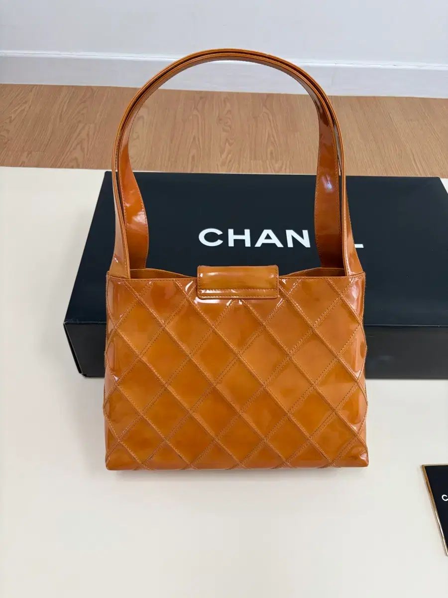 CHANEL キルティング ショルダーバッグ ブラウン エナメル バッグ CHANEL キルティング ショルダーバッグ ブラウン エナメル バッグ