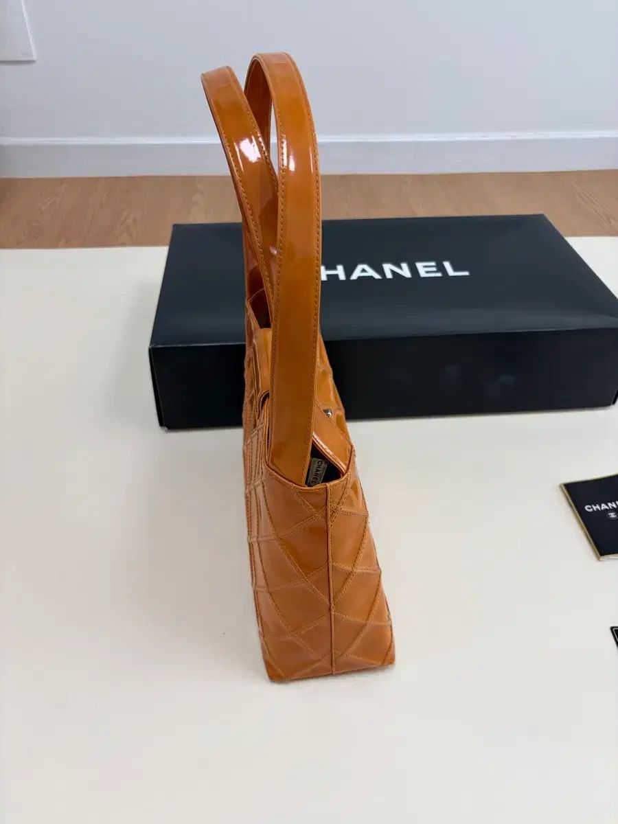 CHANEL キルティング ショルダーバッグ ブラウン エナメル バッグ CHANEL キルティング ショルダーバッグ ブラウン エナメル バッグ