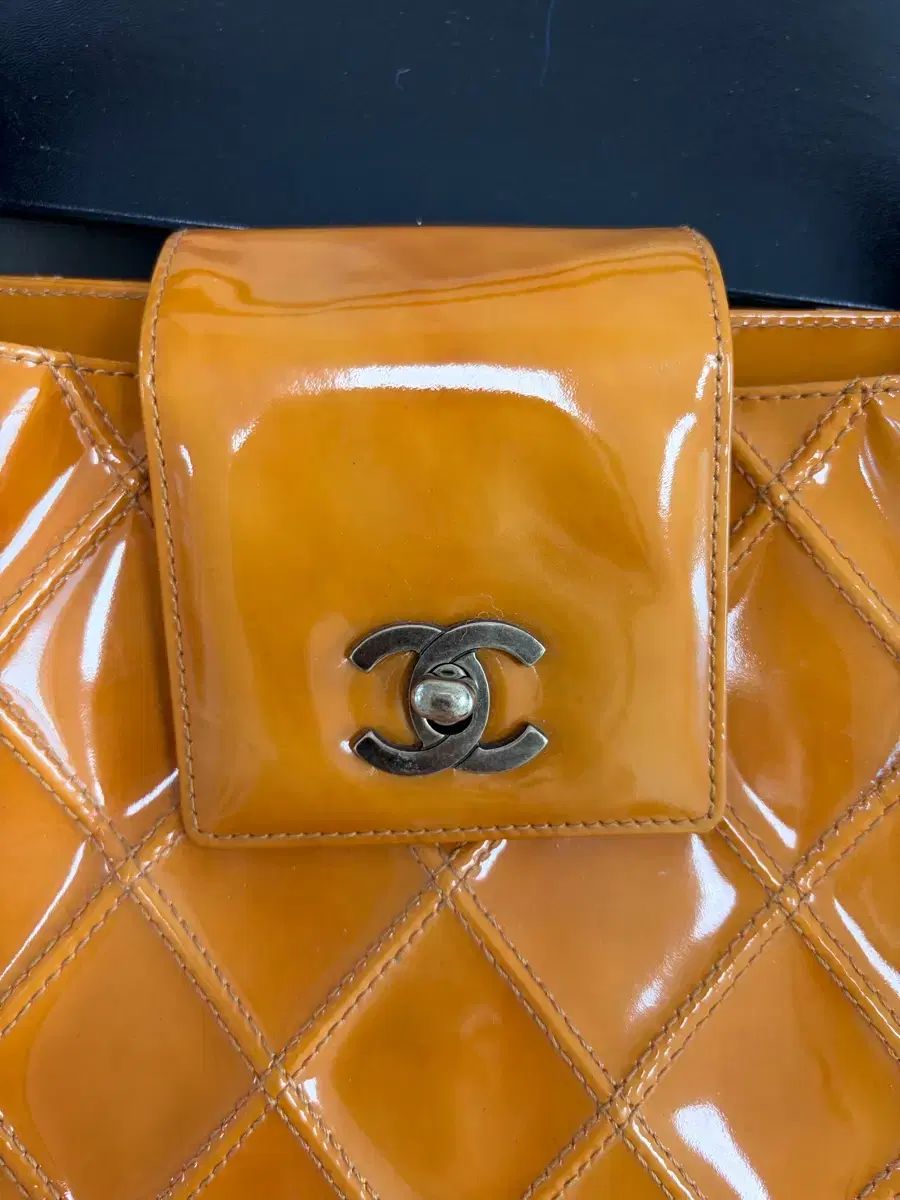 CHANEL キルティング ショルダーバッグ ブラウン エナメル バッグ CHANEL キルティング ショルダーバッグ ブラウン エナメル バッグ