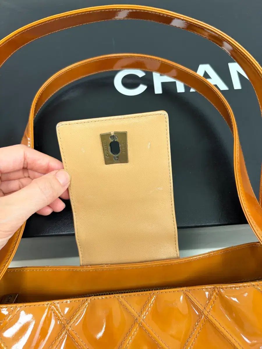 CHANEL キルティング ショルダーバッグ ブラウン エナメル バッグ CHANEL キルティング ショルダーバッグ ブラウン エナメル バッグ