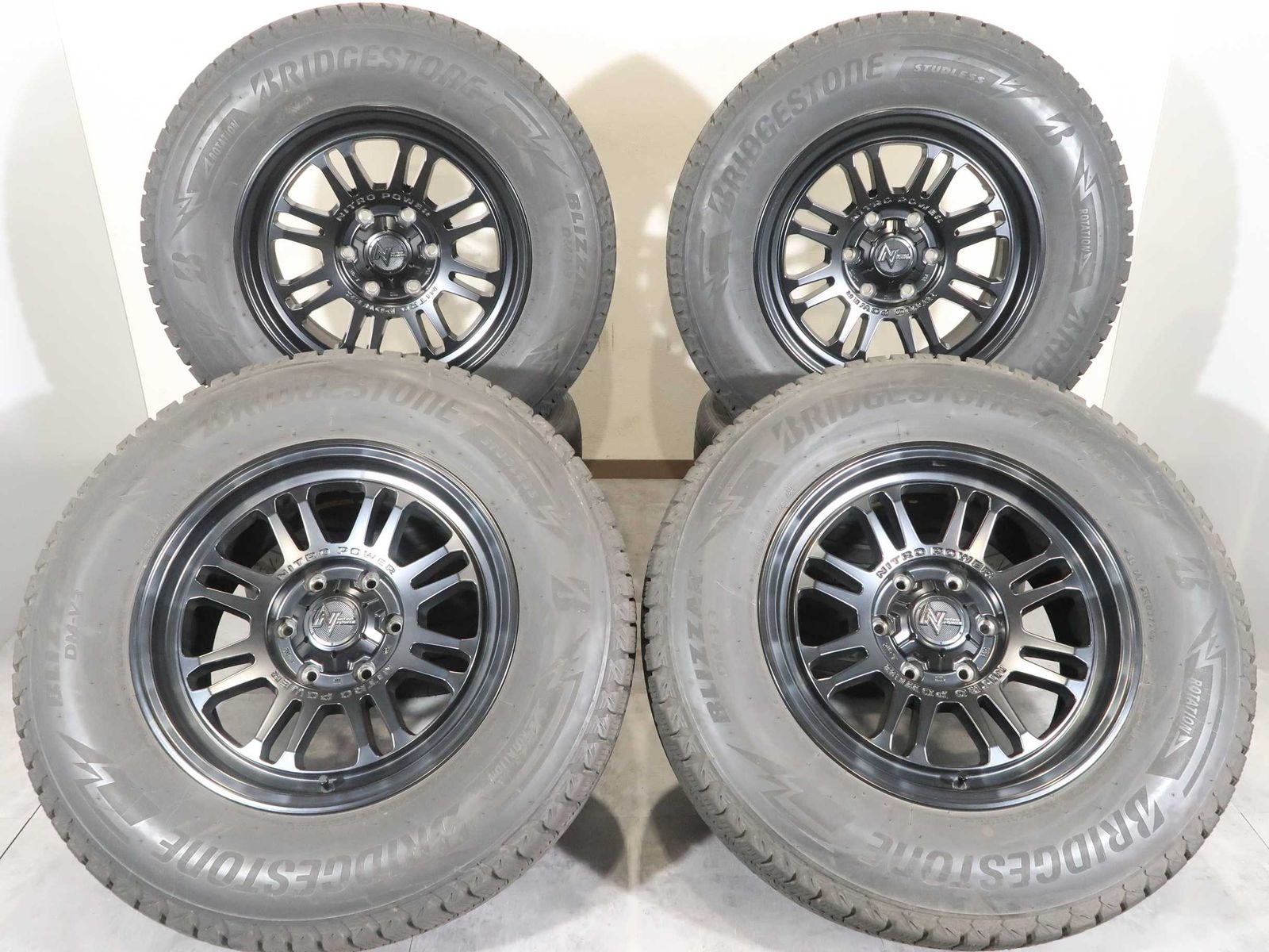 ランクル プラド サーフ 等 4本 NITRO POWER 17インチ 8J +20 6H PCD 139.7 スタッドレス ブリヂストン ブリザック DM-V3 2024年 265/65R17