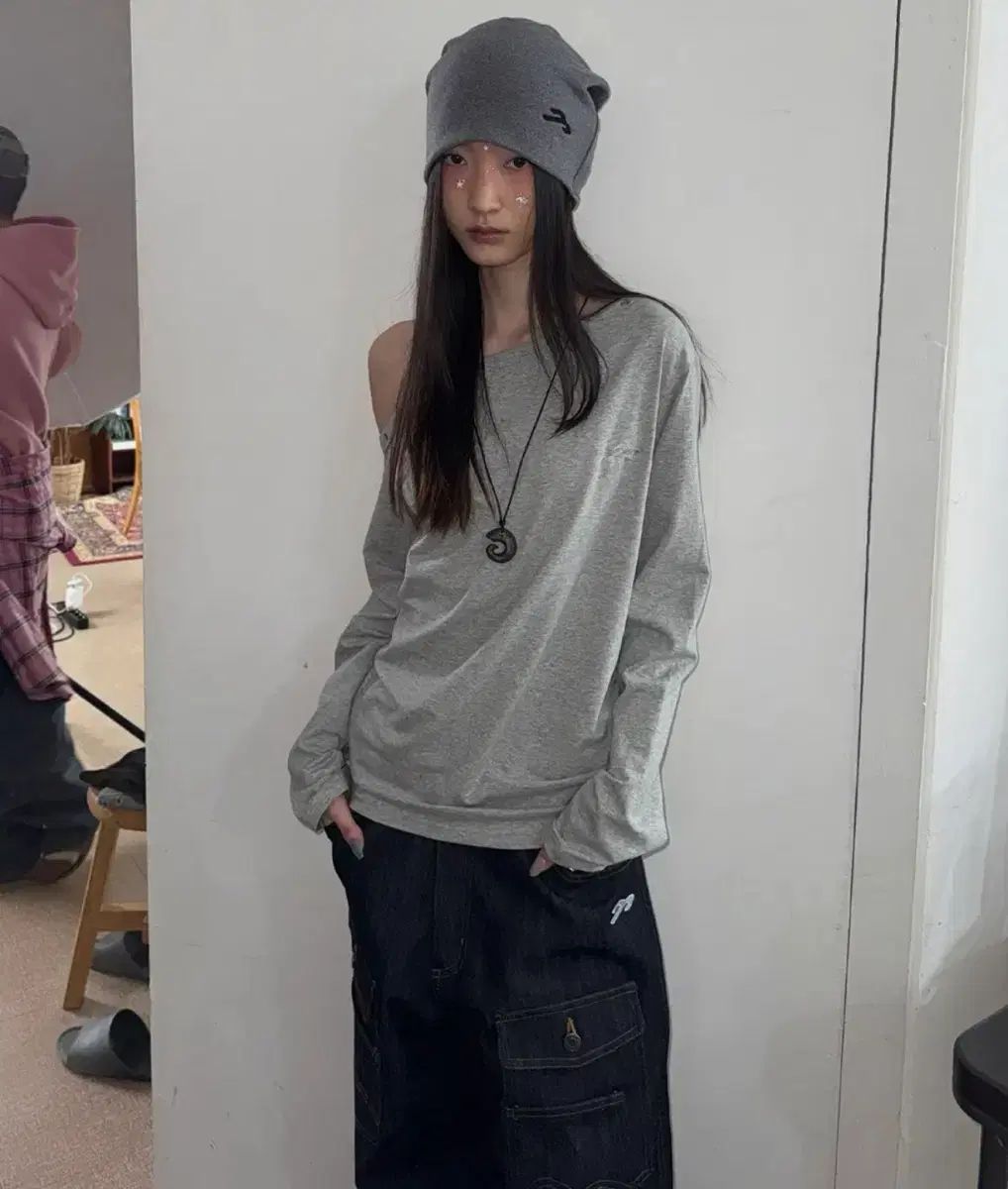 송이송이 X 탄(SAN)片方オフショルダー エンブロイダリー ロングスリーブ (グレー)