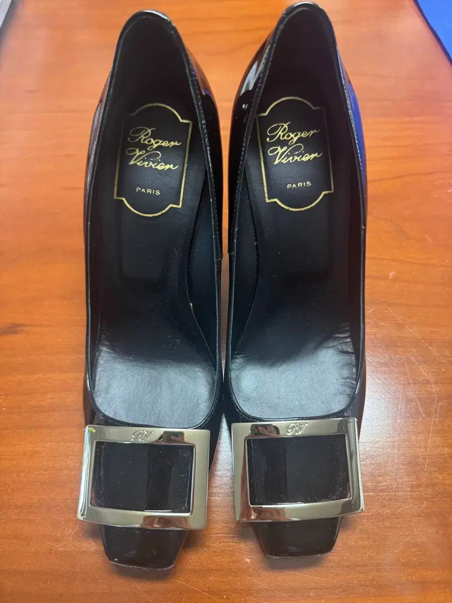 Roger Vivier (ロジェ・ヴィヴィエ) ブラック ペンダント スクエア バックル パンプス - 37.5