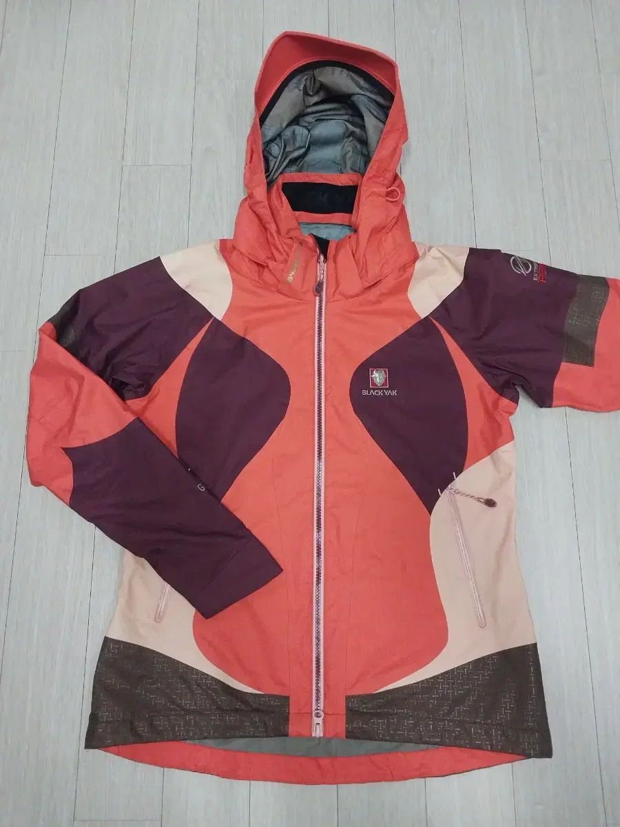 ブラックヤク GORE-TEX ゴアテックス ウィンドブレーカー 95 傷なし、防風、防水、レインコートレベルの防水、1〜2回着用