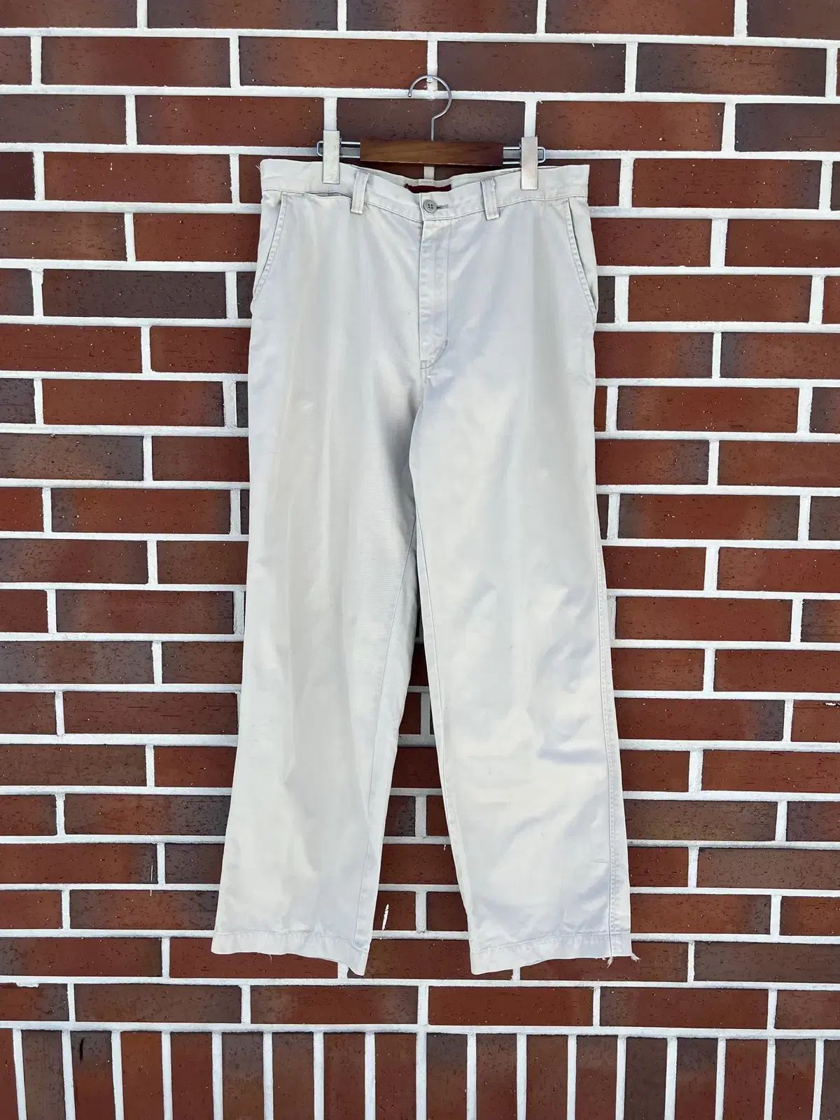 Levi's アイボリー チノパンツ