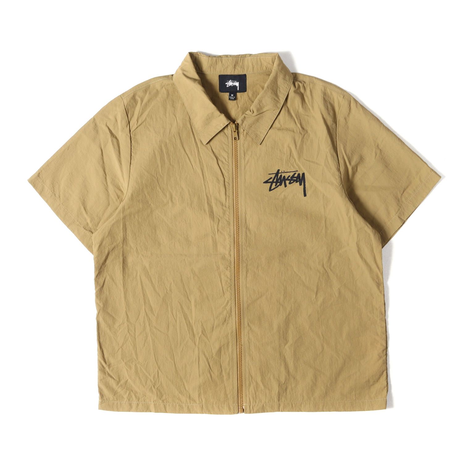 STUSSY ステューシー シャツ ベージュ サイズ:M | ストックロゴ プリント フルジップ ナイロン 半袖 シャツ (Stock Logo Zip S/S Shirt) | トップス カジュアルシャツ【メンズ】【中古】