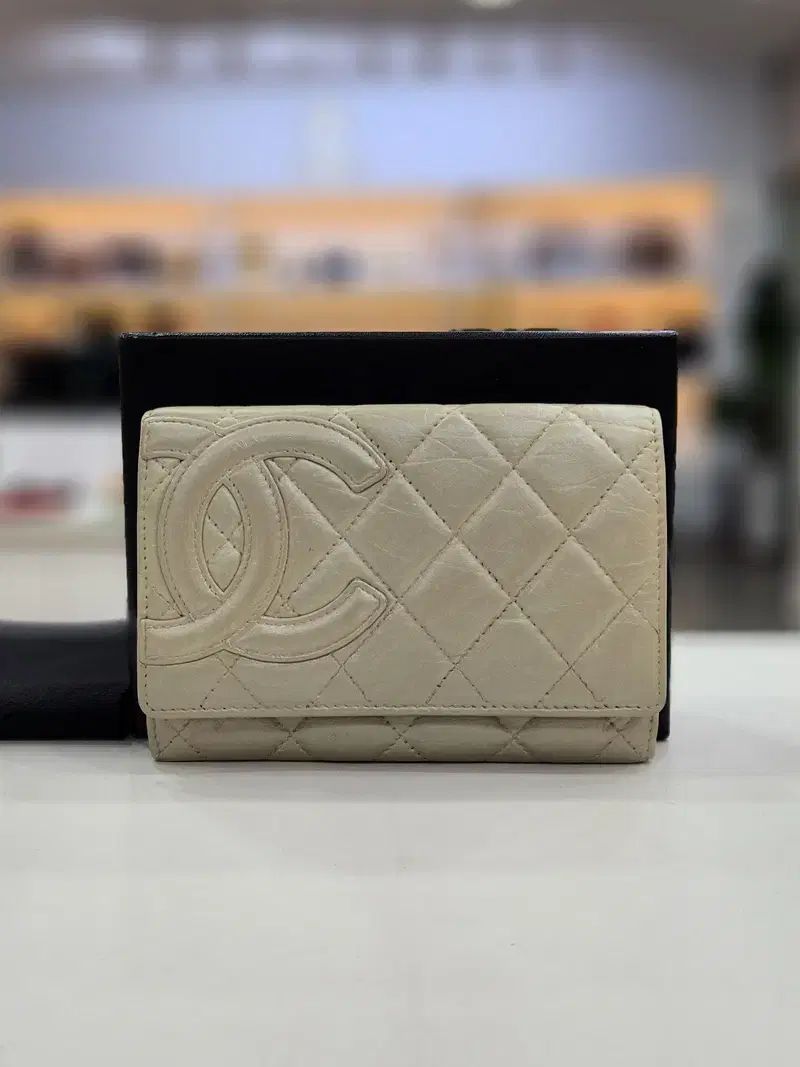 シャネル CC ロゴ カンボン 中財布 11番台