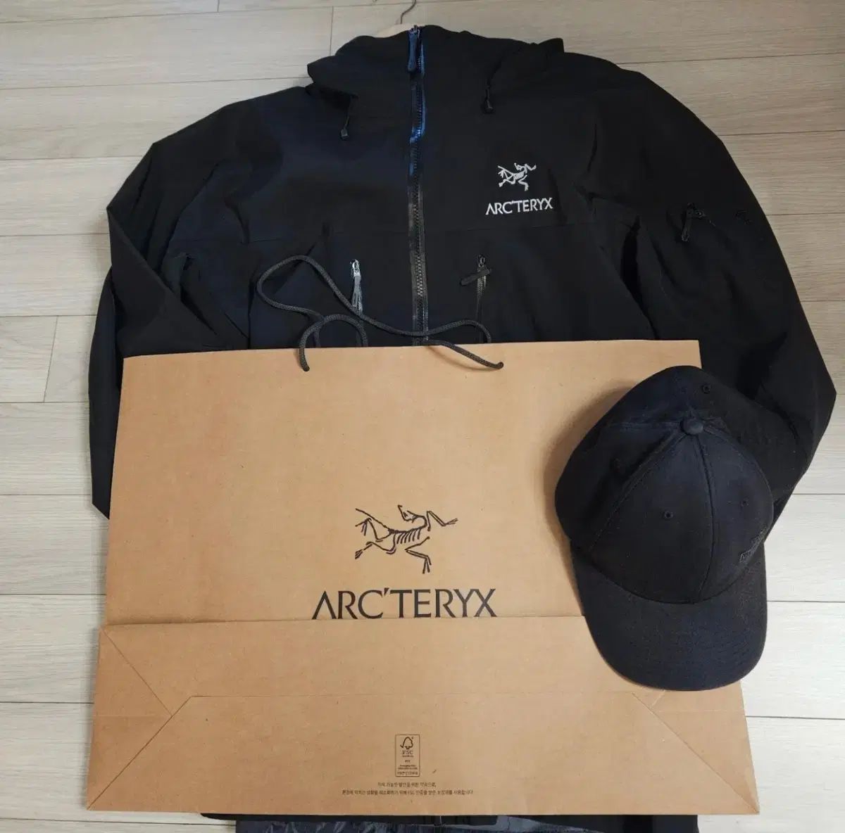 ARC'TERYX アルファSV ウィンドブレーカー XLサイズ + お買い物バッグ + ARC'TERYX ウール 帽子 28,761円