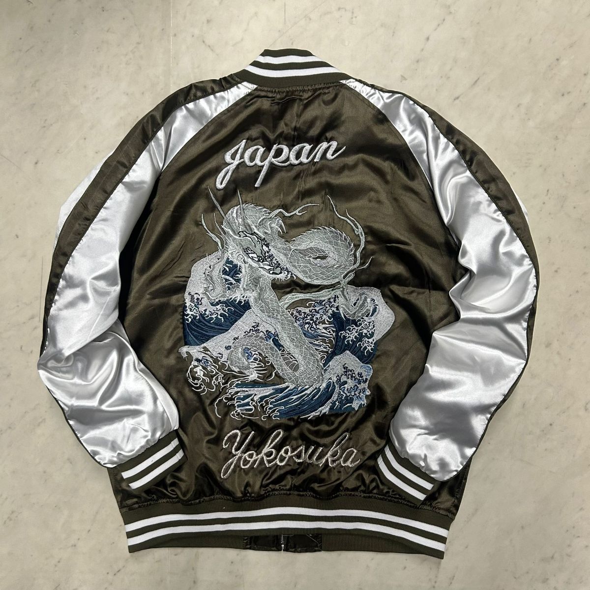 横須賀発祥 スカジャン Yokosuka刺繍入り SUKAJAN 銀龍 SilverDragon 総刺繍 サテン地 カーキ (SKJ105)