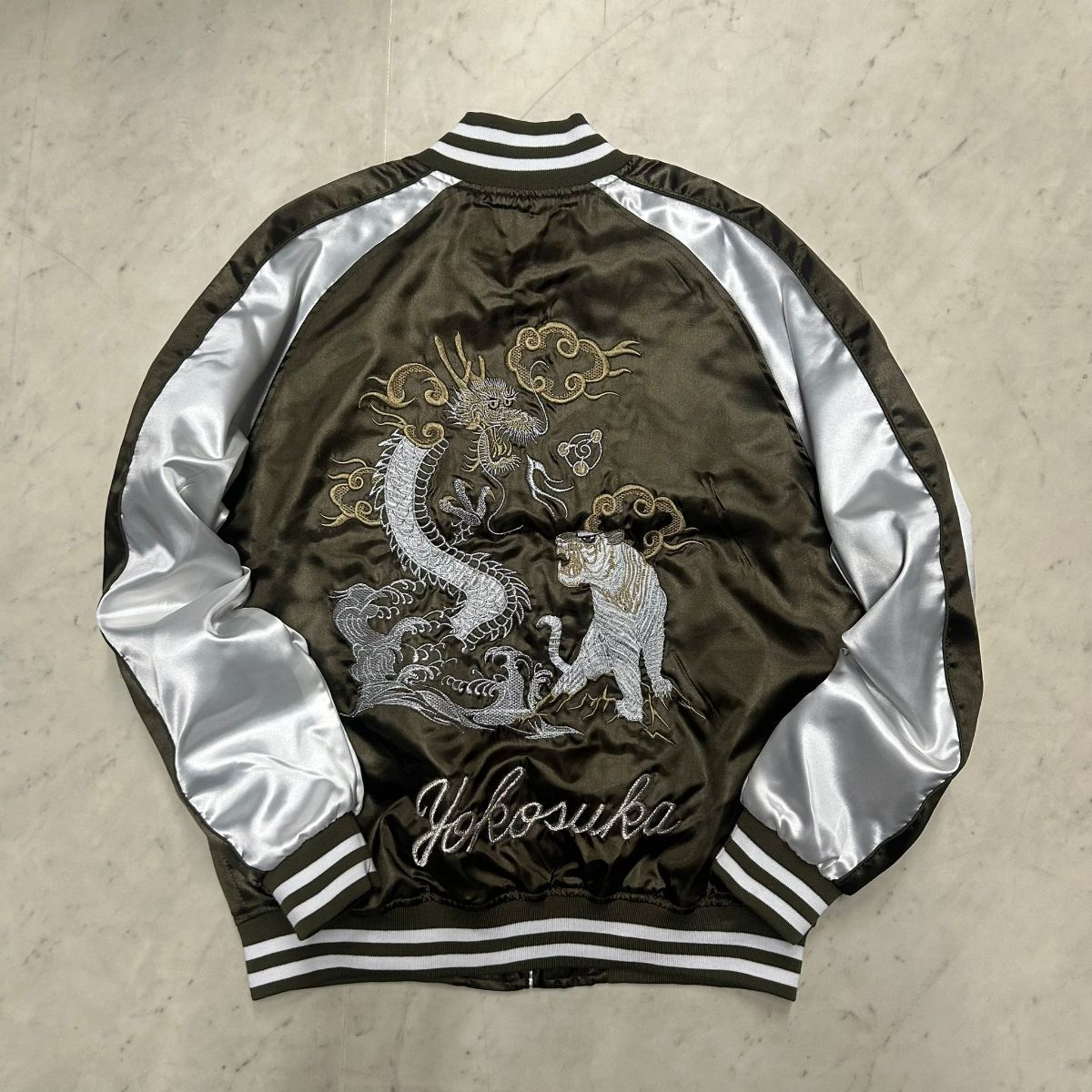 横須賀発祥 スカジャン Yokosuka刺繍入り SUKAJAN 龍虎 Tiger Dragon 総刺繍 カーキ (SKJ108)