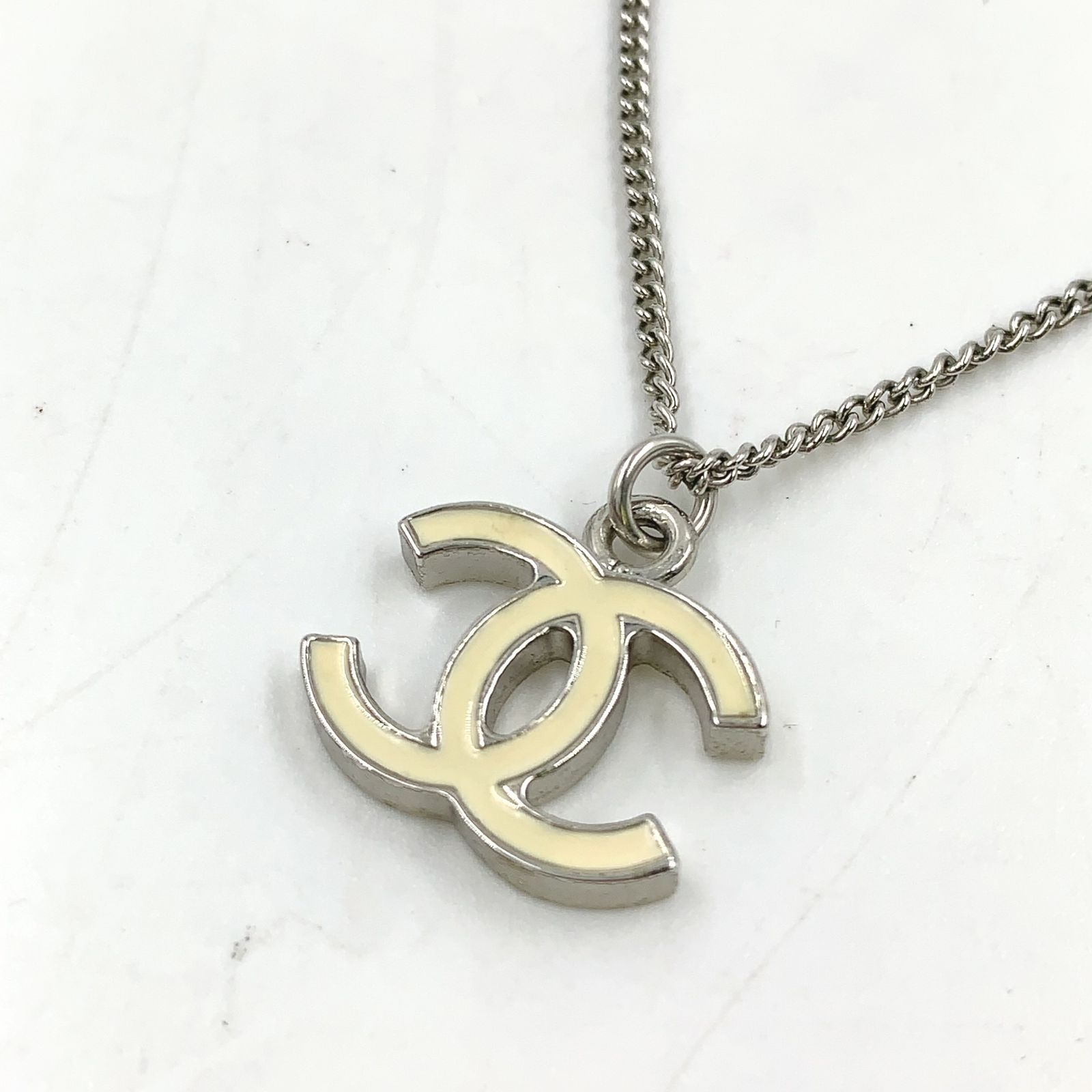 CHANEL ココマーク メタル×エナメル オフホワイト×シルバー ネックレス