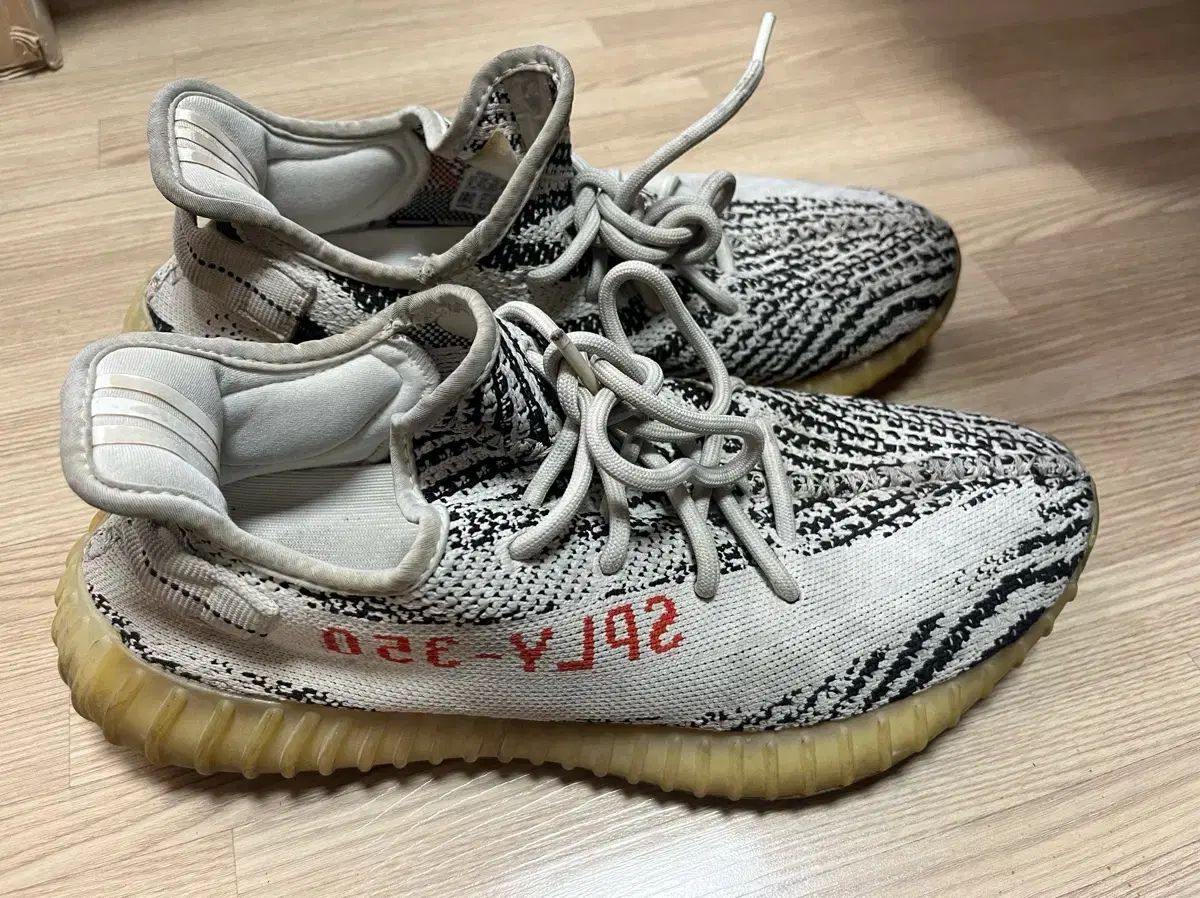 アディダス イージーブースト 350 V2 ゼブラ