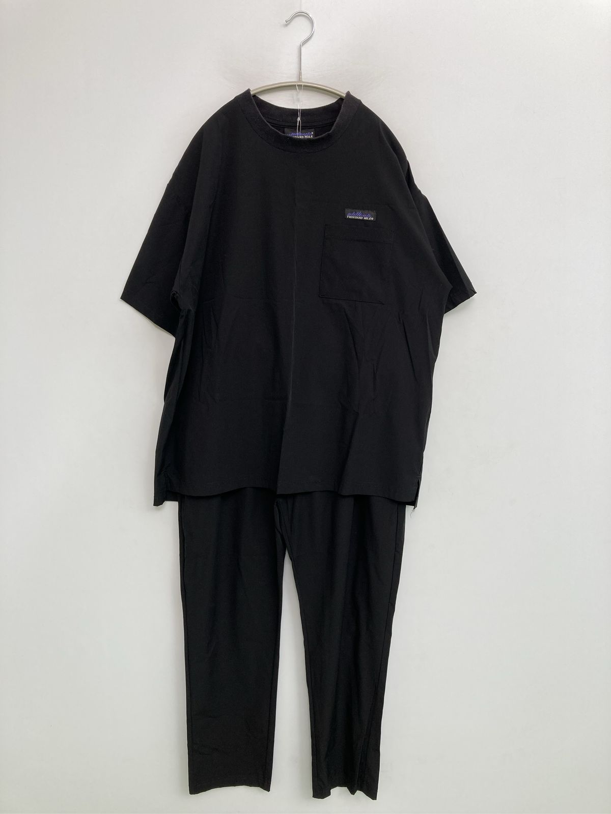 THOUSAND MILE サウザンドマイル Tシャツ/カットソー M ブラック クルーネック(丸首) 半袖 無地 ワンポイント ブランドロゴ ミドル丈