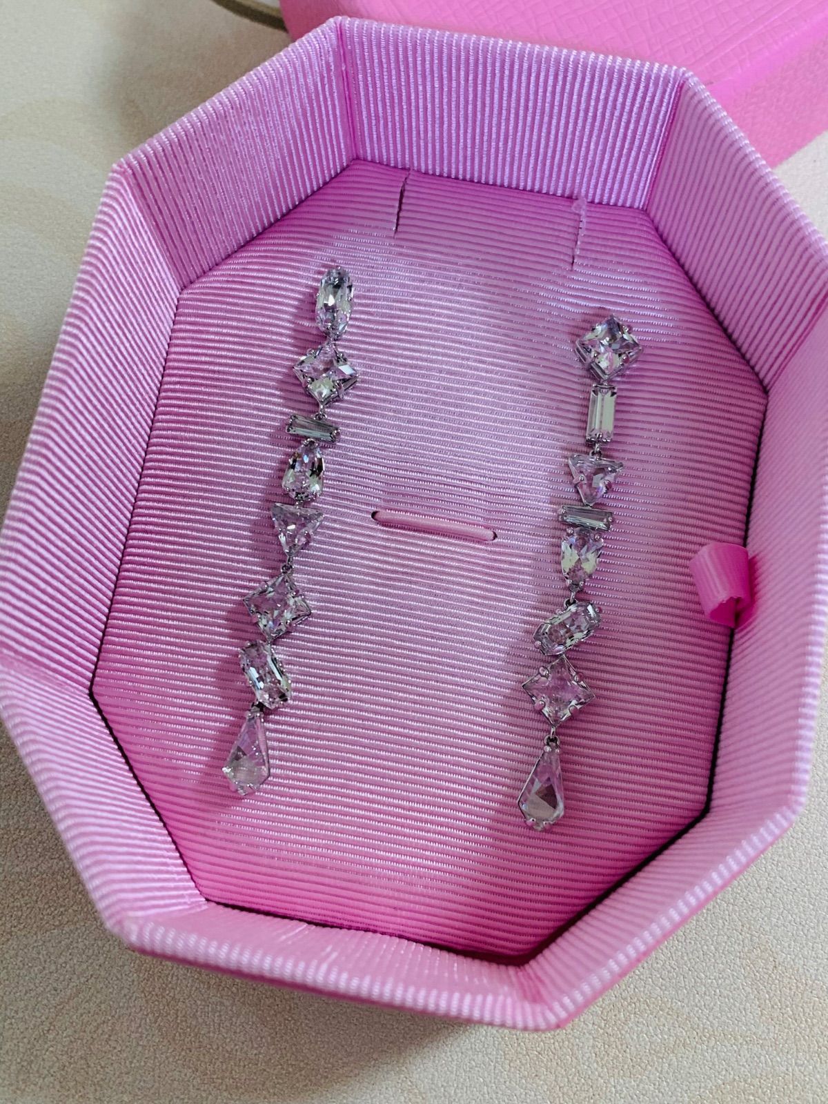 スワロフスキー　Swarovski Mesmera ロングピアス