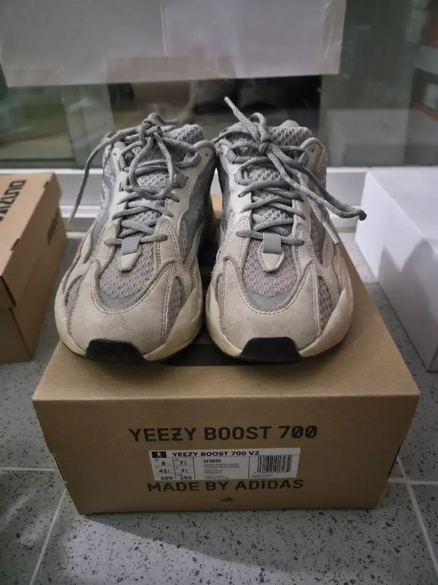 アディダス イージーブースト 700 V2 スタティック