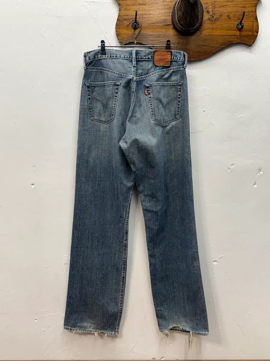 32) Levi's 504 ストレートデニムパンツ