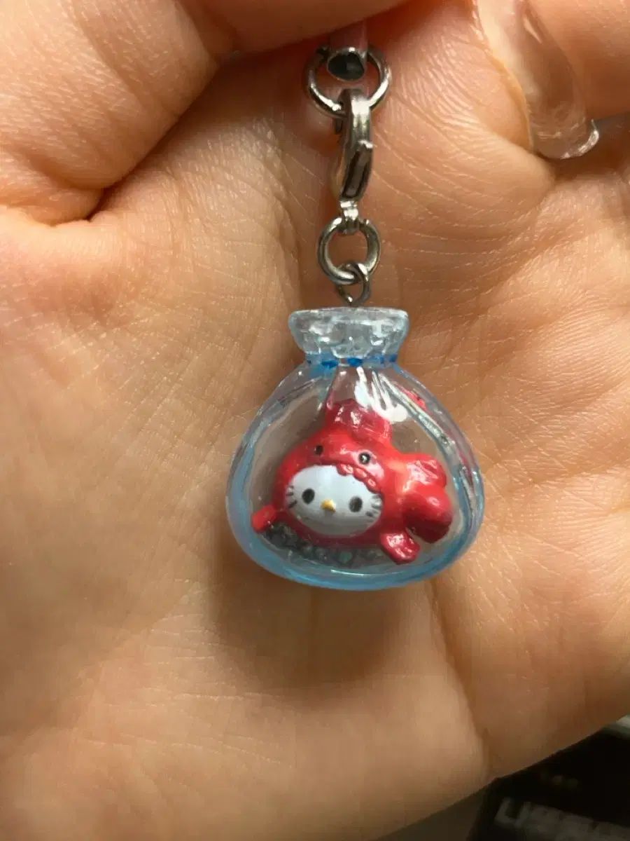 ⚠️箱つぶれあり◆キティ赤いべべ着たかわいい金魚　ストラップ2003年 　未開封 傷なし) 袋 金魚 金魚ハローキティ ストラップ キーホルダー - メルカリ