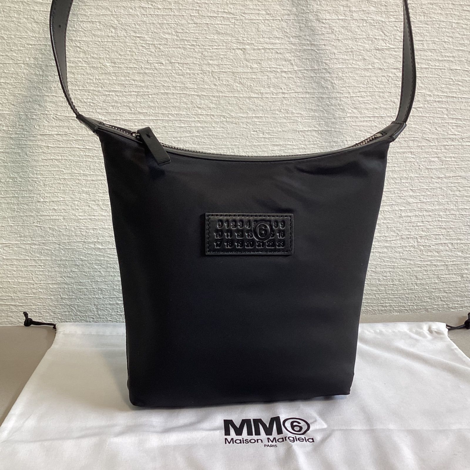 【新品、未使用】MM6 ニューメリック バーティカル クロスボディバッグ　SB6WG0026P9062T8013
