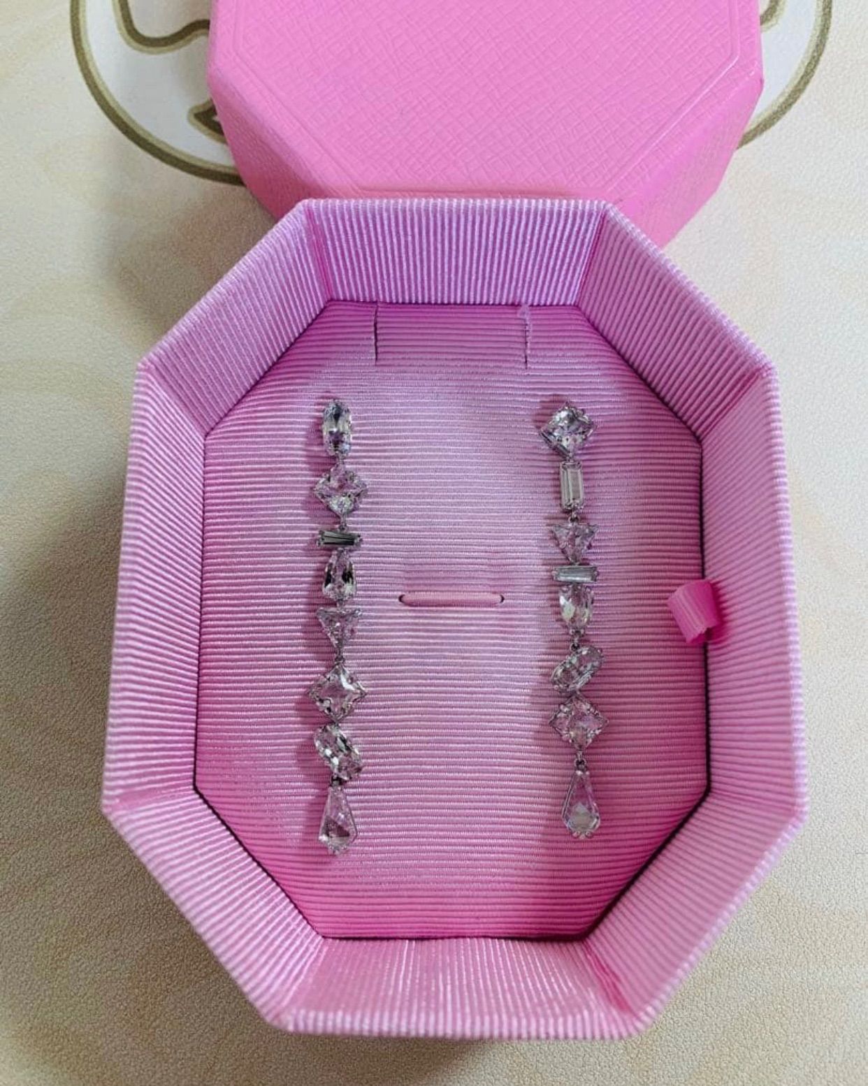 スワロフスキー　Swarovski Mesmera ロングピアス 12,090円