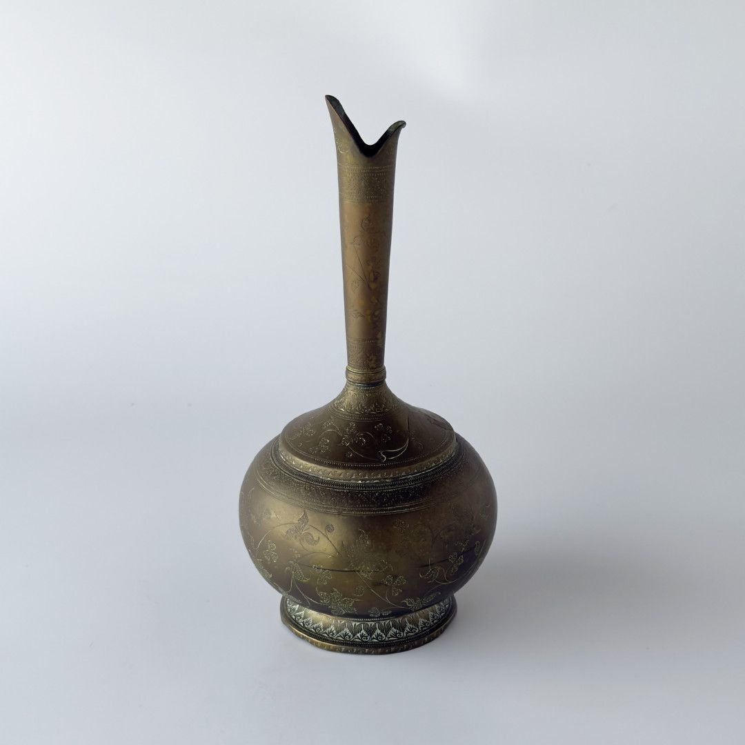英国 真鍮 フラワーベース brass 装飾 ディスプレイ 花瓶 花器 置物 オブジェ 彫金 雑貨 アンティーク ヴィンテージ イギリス 85537