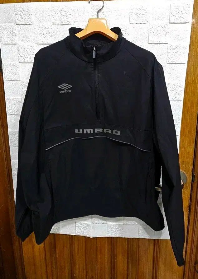 送料無料) umbro ブラック ハーフジップアップ ウィンドブレーカー 105