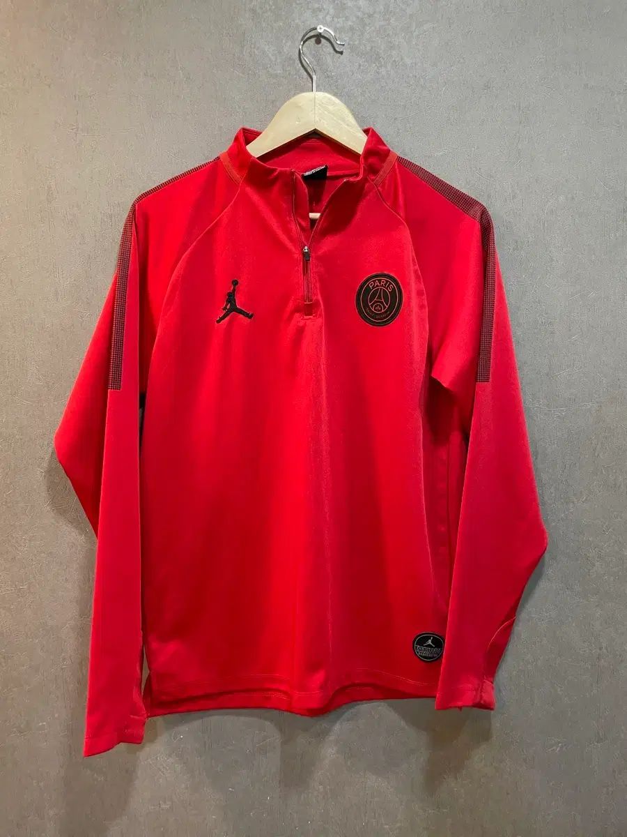 ナイキ ジョーダン パリ・サンジェルマンFC レッド ハーフ ジップアップ M