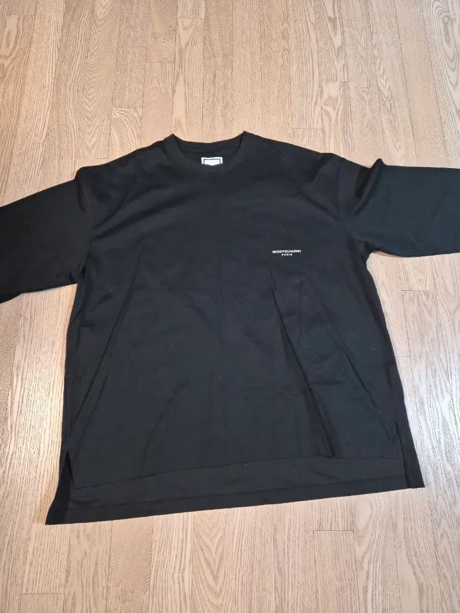 ウーヨンミ ブラック フラワープリント Tシャツ