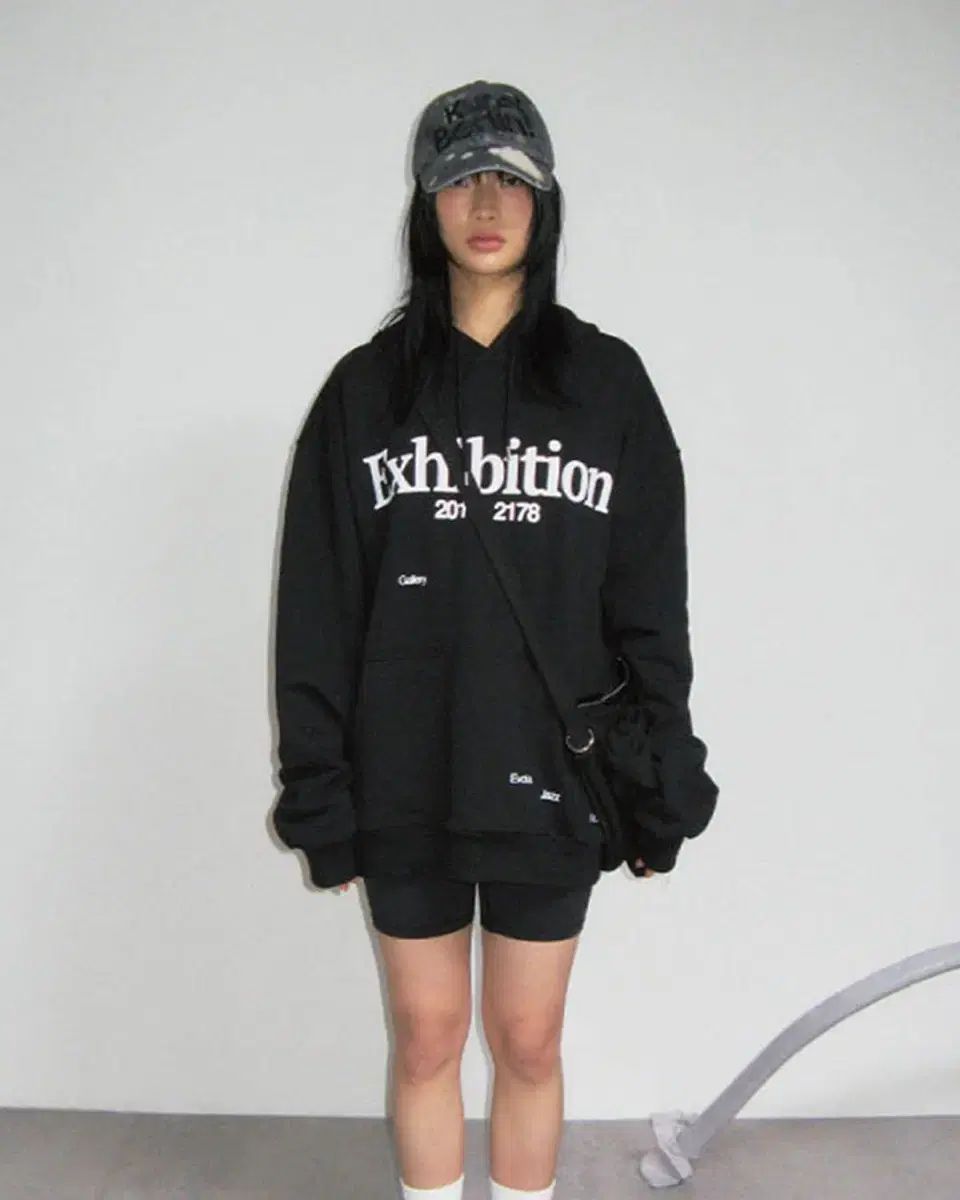 EXHIBITION GRAPHIC HOODIE (BLACK)
