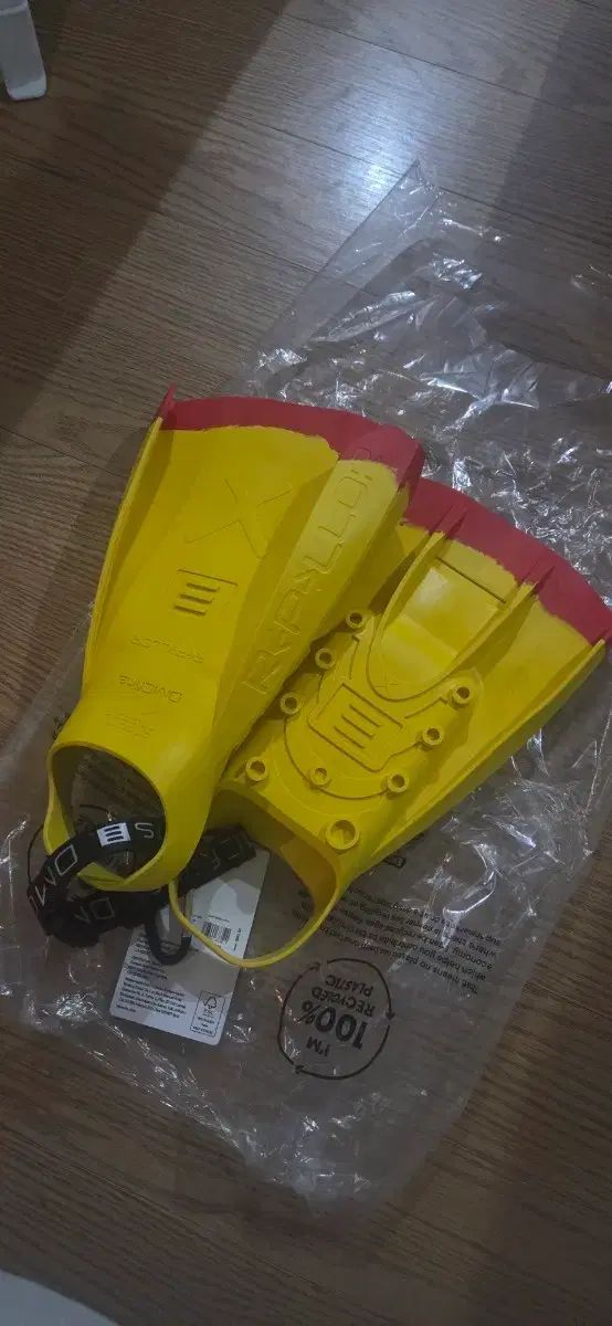 SPEEDO(スピード) DMC レペロ イエロー/レッド ショートスイムフィン 2XS 新品