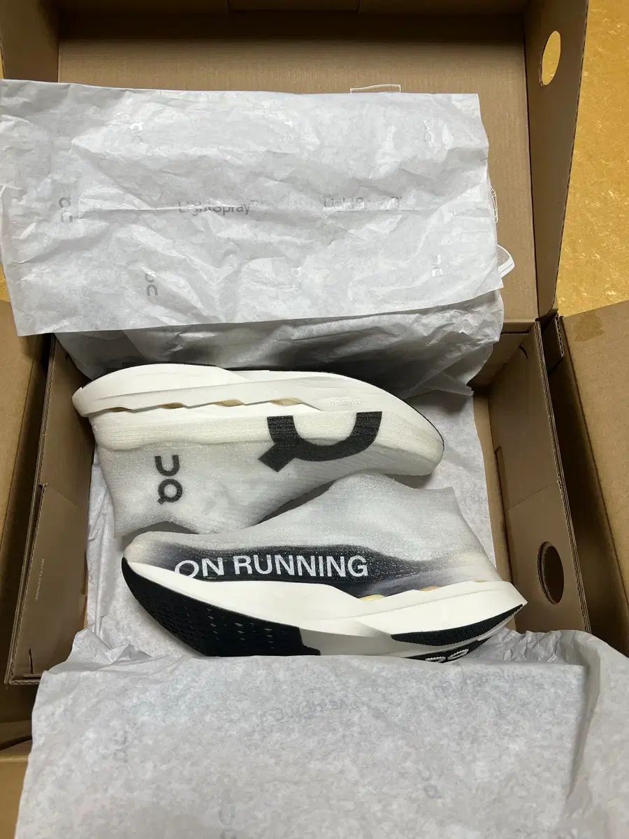 オンランニング 最高級 ランニングシューズ 出品