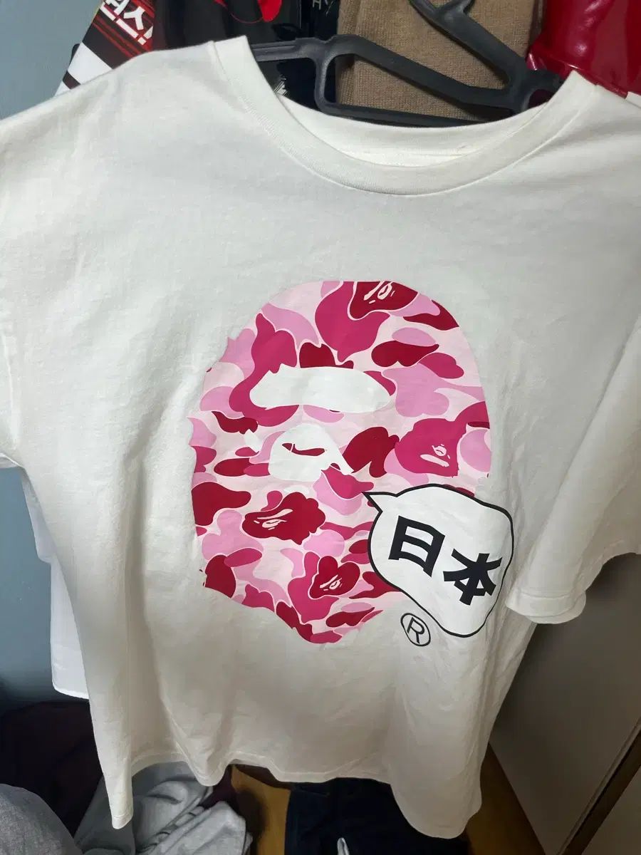 XL) A BATHING APE アベイシングエイプ シティ 東京 ピンク カモフラ Tシャツ 白
