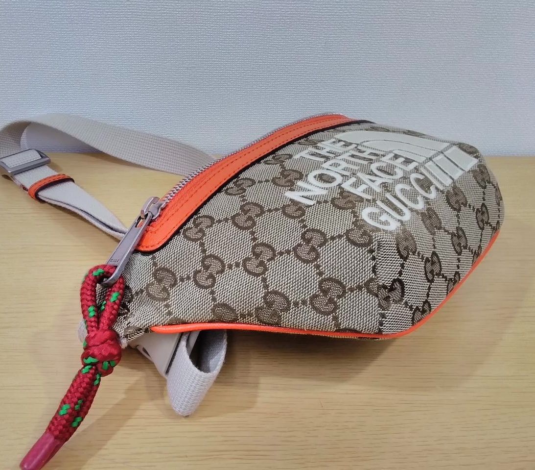 【美品】グッチ ノースフェイス GGキャンバス ウエストポーチ　ボディーバック GUCCI × THE NORTH FACE GGキャンバス ウエスト ボディバッグ ベージュ