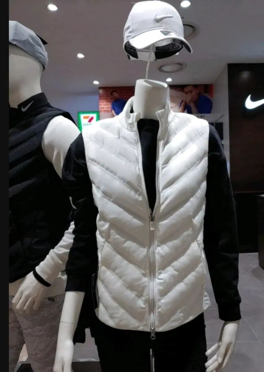 新品未使用 Nike AEROLOFT ベスト M エアロロフト 白 ナイキ 軽量 ダウン エアロロフト ベスト 白 m - メルカリ