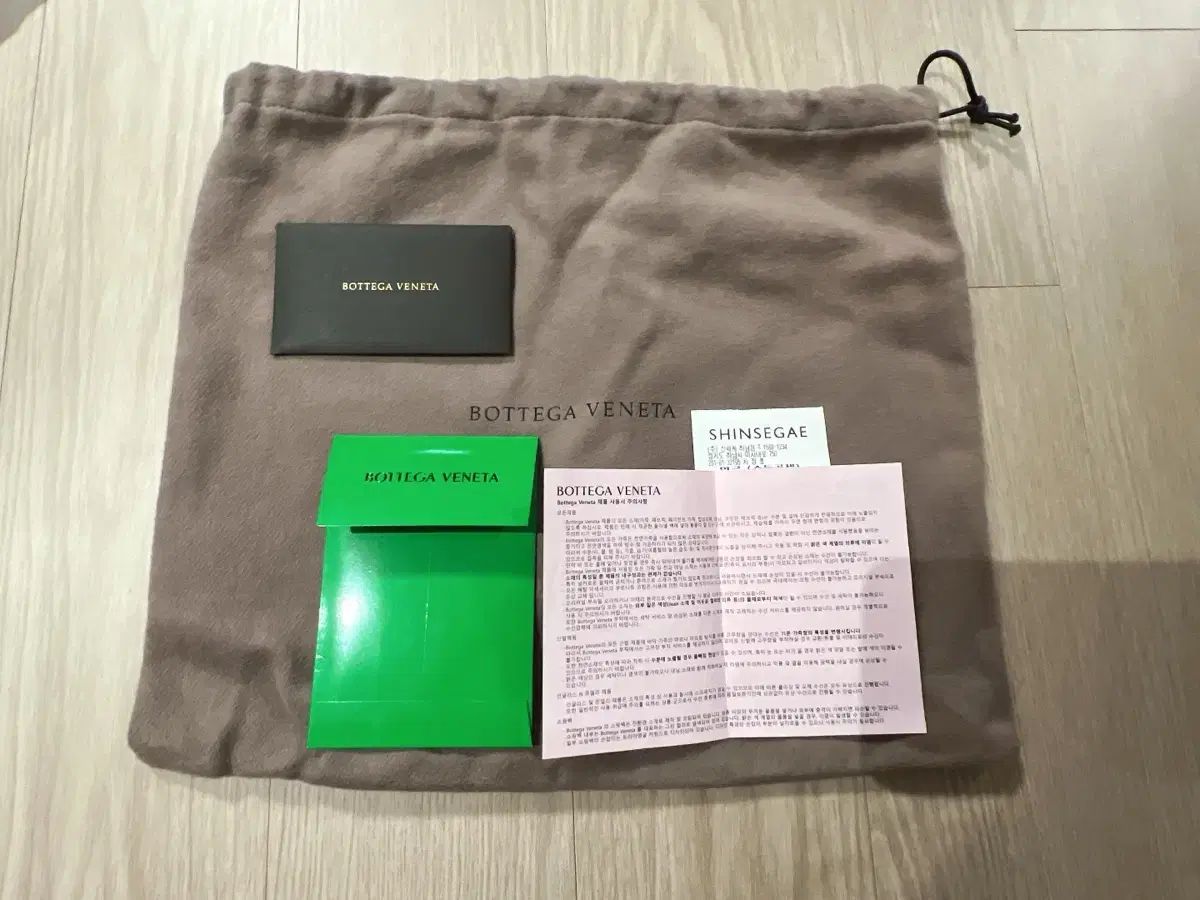 ボッテガ・ヴェネタ正規品 イントレチャート ストラップ クラッチバッグ ブラック