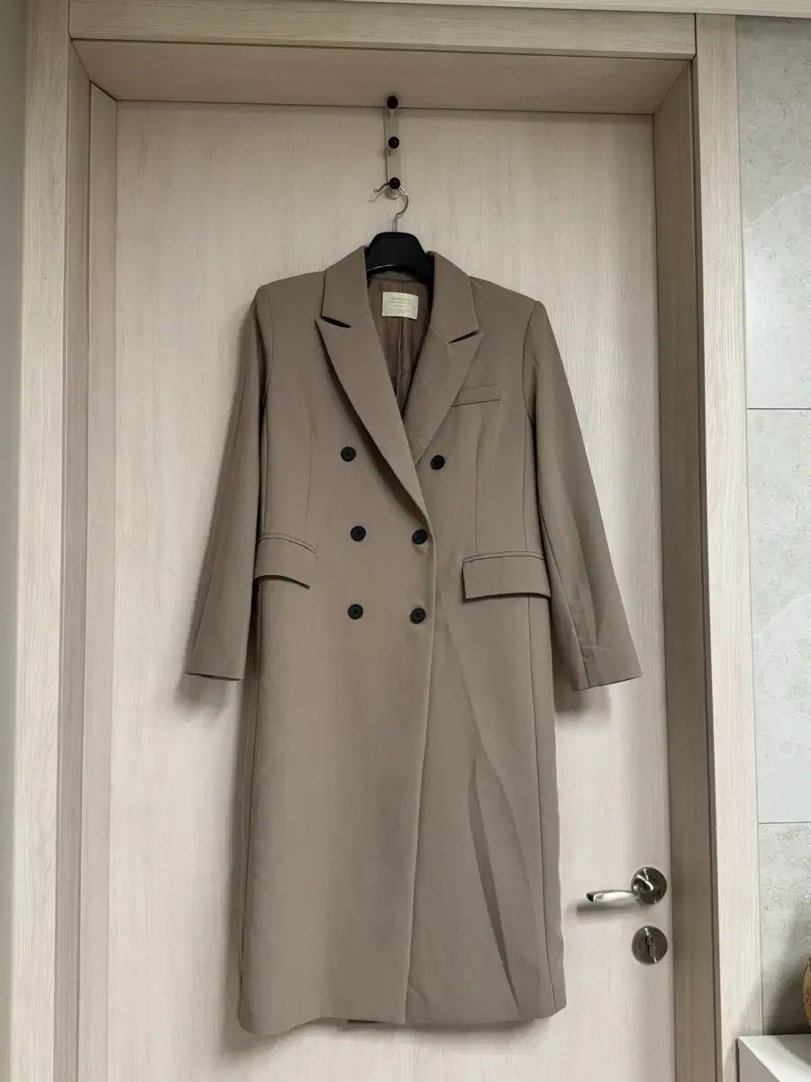レディース ベージュ ダブルボタン バックスリット ジャケット ロング丈