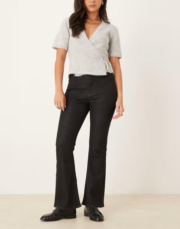 エイソス レディース ボトムス デニムパンツ クロップド ジーンズ ASOS DESIGN cropped kick flare jeans ecru Black ブラック