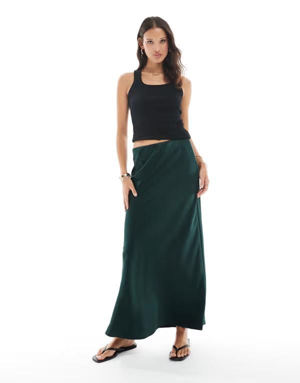 ヴェロモーダ レディース ボトムス スカート ミディ サテン Vero Moda satin bias cut midi skirt in emerald Scarab グリーン