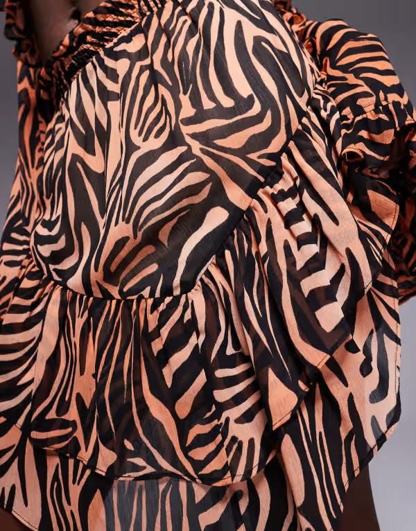 エーエフアールエム レディース ボトムス ハーフパンツ・ショーツ ハイウエスト フリル ショートパンツ AFRM high waist ruffle shorts in ombre zebra part of a set Orange Ombre Zebra