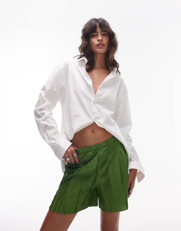 トップショップ レディース ボトムス ハーフパンツ・ショーツ ワイドレッグ ショートパンツ Topshop plisse wide leg shorts in olive OLIVE GREEN グリーン