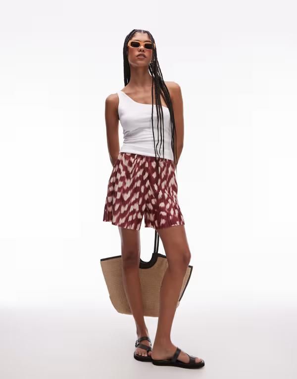 トップショップ レディース ボトムス ハーフパンツ・ショーツ ワイドレッグ ショートパンツ Topshop plisse wide leg shorts abstract animal Burgundy バーガンディ