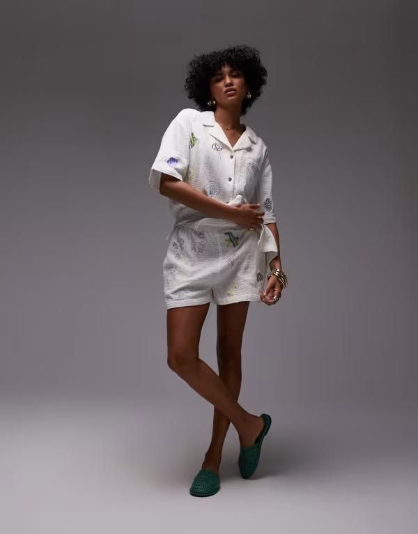 トップショップ レディース ボトムス ハーフパンツ・ショーツ ショートパンツ コットン Topshop cotton doodle embroidery pull on shorts part of a set White ホワイト