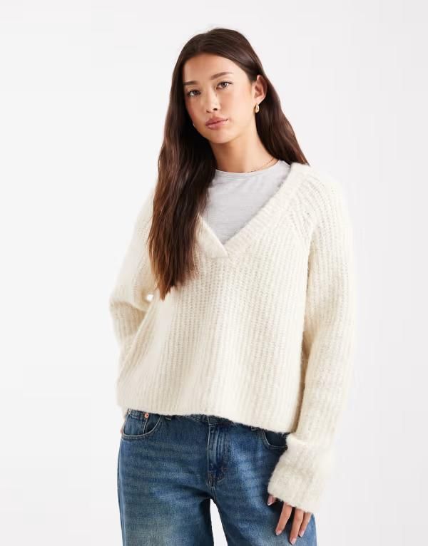 ヴェロモーダ レディース アウター ニット・セーター Vネック セーター ニット Vero Moda soft fluffy knit vneck sweater in cream Birch クリーム