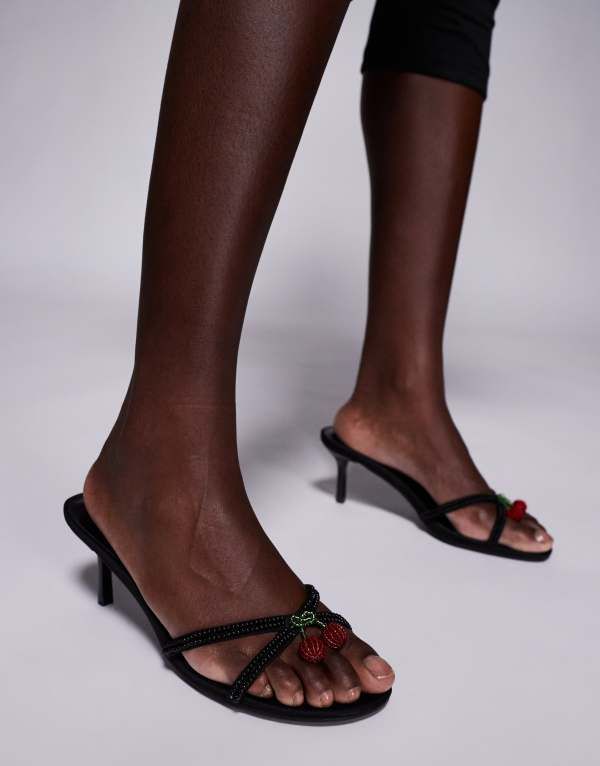 パブリックデザイア レディース シューズ サンダル ヒール Public Desire Fructose slipon kitten heel sandals Blackred ブラック