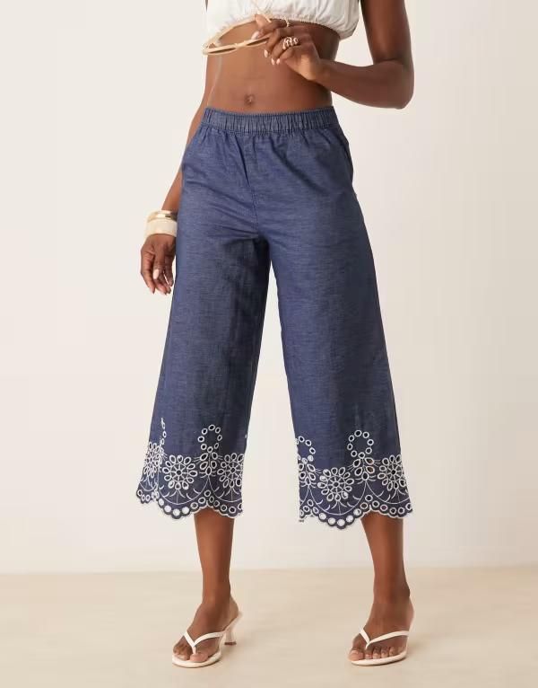 ジェイディーワイ レディース ボトムス カジュアルパンツ クロップド JDY embroidery detail cropped pants in mid blue wash MID BLUE ブルー