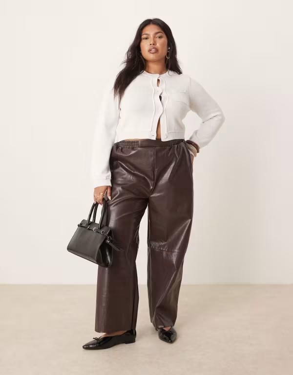 エイソス レディース ボトムス カジュアルパンツ レザー フェイクレザー ASOS DESIGN Curve faux leather pull on barrel pants in chocolate croc チョコレート