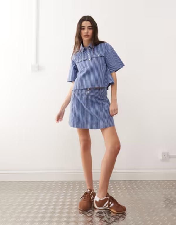 リクレイム ヴィンテージ レディース ボトムスカート ミニ デニム Reclaimed Vintage denimini skirt in tonal blue pinstripes part of a set Blue pinstripe ブルー