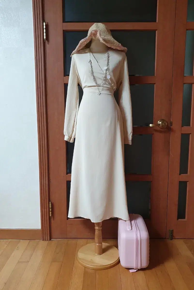 (新品)ベニト ラブVネック 女神フィット LINE ロング丈ワンピース