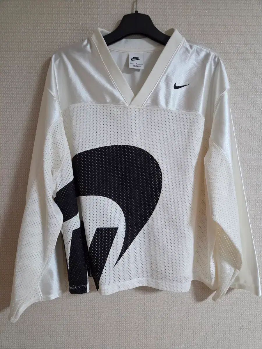 ナイキ 白 メッシュ ロングスリーブ Tシャツ 7,431円
